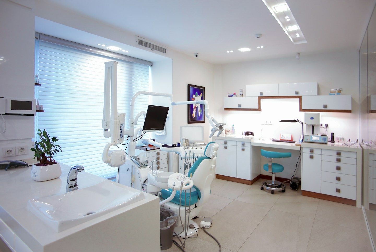 Gabinete de medicina dentária luminoso com cadeira de consulta