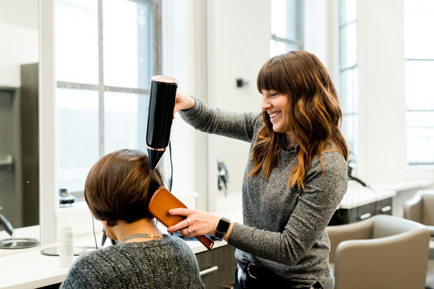 Profissional de cabeleireiro a trabalhar o cabelo num salão